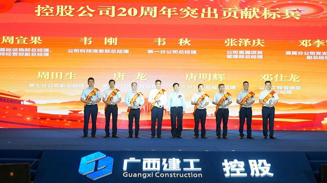 黄大友为突出贡献标兵颁奖  修.jpg