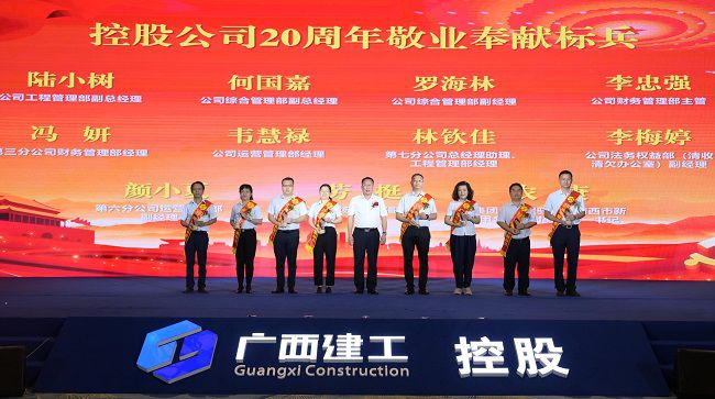 陆彪为敬业奉献标兵颁奖 修.jpg