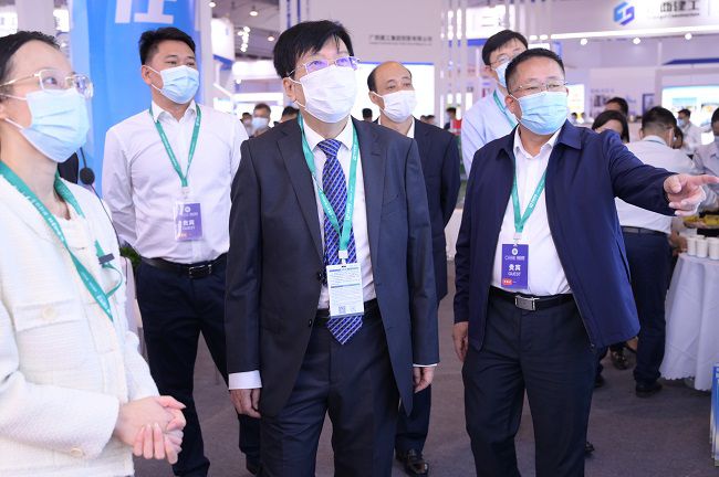 1669709959817603.jpg 集团公司总经理罗涛到控股公司展区参观指导 修.jpg