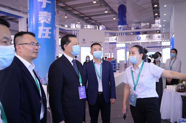 1669709972109150.jpg 中国建筑装饰协会会长王中奇(左三)、广西建筑装饰协会会长庞耀国(左二)到控股公司展区参观指导 修.jpg