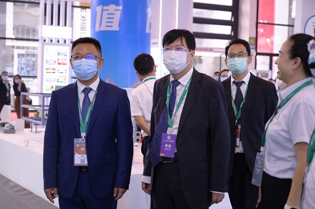 海南省住建厅副厅长刘连伟（左一）和集团公司总经理罗涛（左二）到控股公司展区参观指导  修.jpg