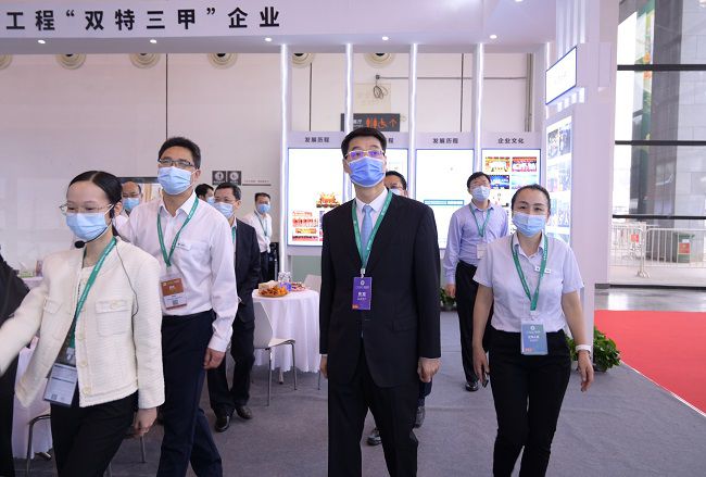 1669709989137176.jpg 金宁运(前排右二)到控股公司展区参观指导 修.jpg