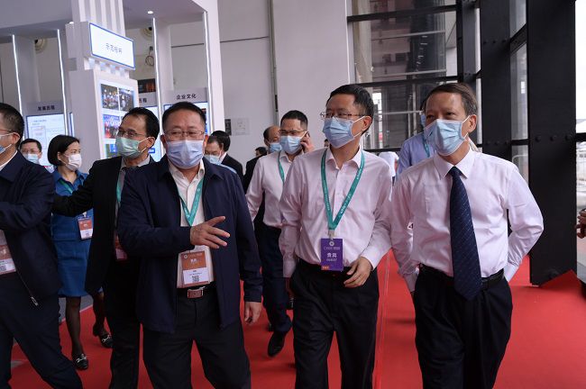 叶云（右一）、潘国雄（右二）参观控股公司展区  修.jpg