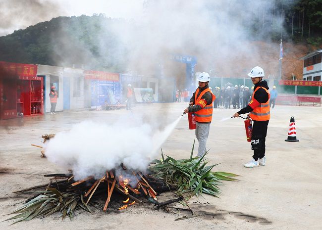 （修图）开展消防安全演练.jpg