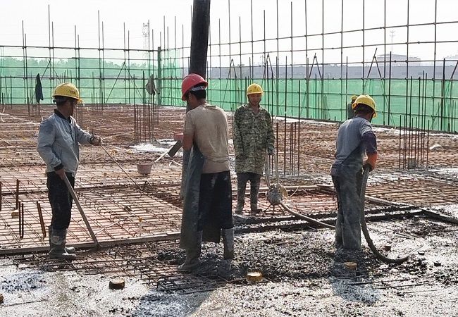 1673596506243000.jpg (修图)工人在现场浇筑混凝土.jpg