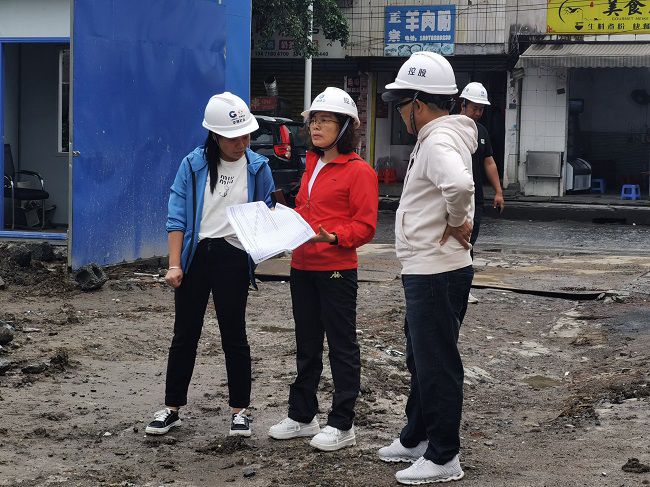 饶尹（中）深入现场调研-修图.jpg