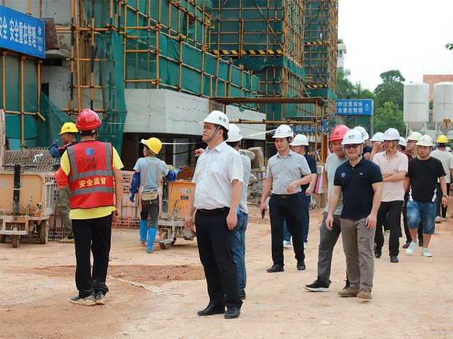 观摩施工现场（修图）.jpg