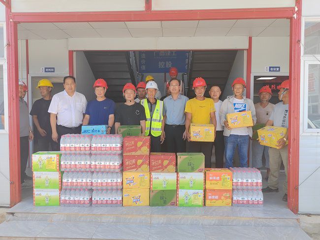 （修图）陈祖训为项目送上清凉慰问品.jpg