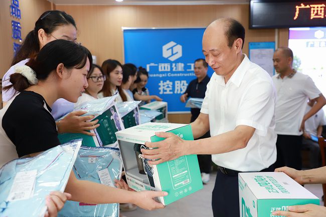 修-发放慰问品 .jpg