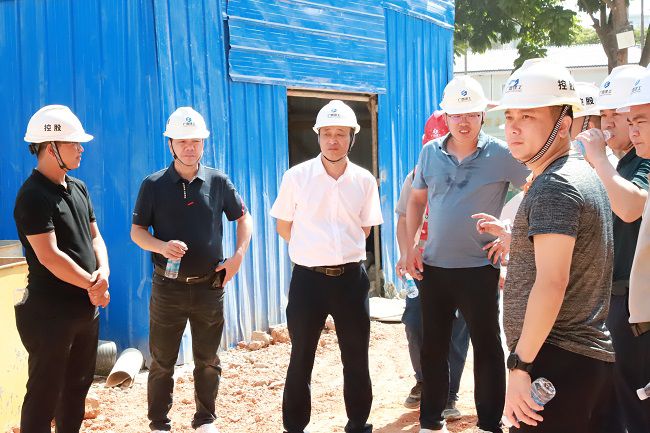 修-参观施工现场.jpg