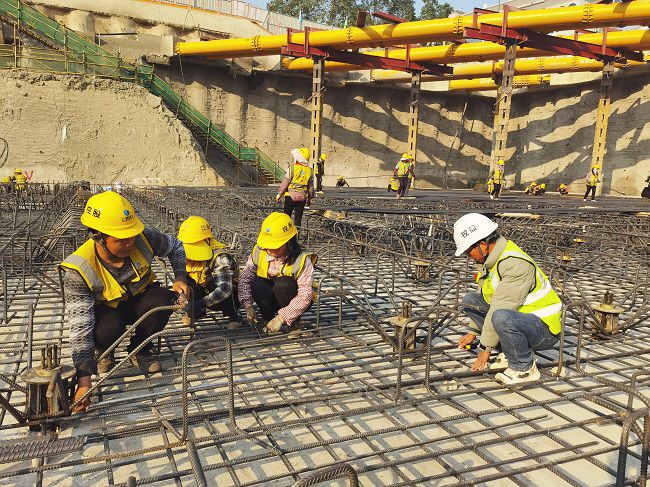 1735873900814161.jpg 住院综合楼西区筏板钢筋绑扎-修图.jpg