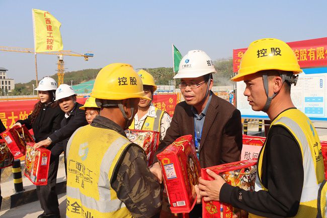 1737074146125893.jpg 慰问现场 修.jpg