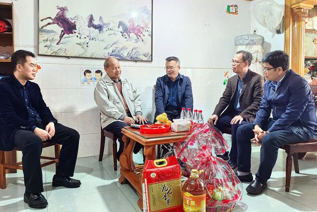 1739264950855084.jpg 慰问组慰问张桂德 修.jpg