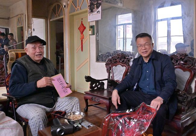 1739264958608899.jpg 陆志斌与刘望保促膝长谈 修.jpg