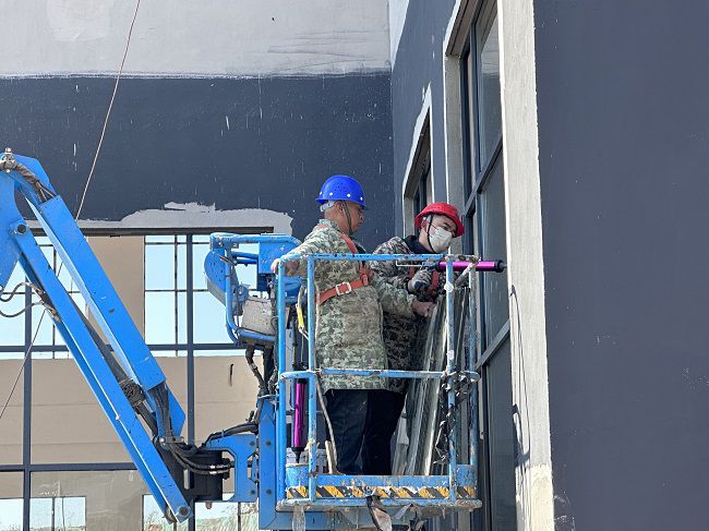 1744596995139797.jpg (修图)工人在安装铝合金玻璃.jpg