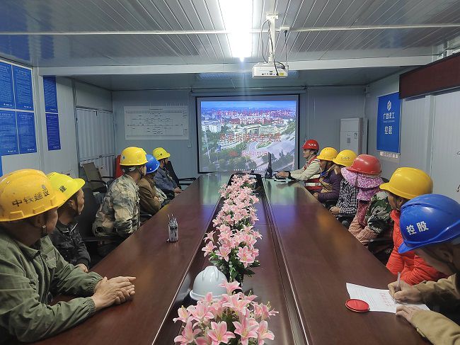 1745550076106628.jpg 工人表彰现场 修.jpg