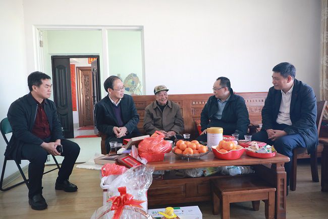 慰问黄绍纪  修.jpg