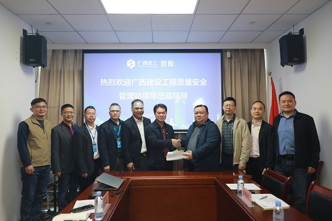 1773042637129818.jpg 赠书仪式 修.jpg