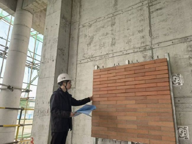 图3：陆威在现场进行样板审核  修.jpg