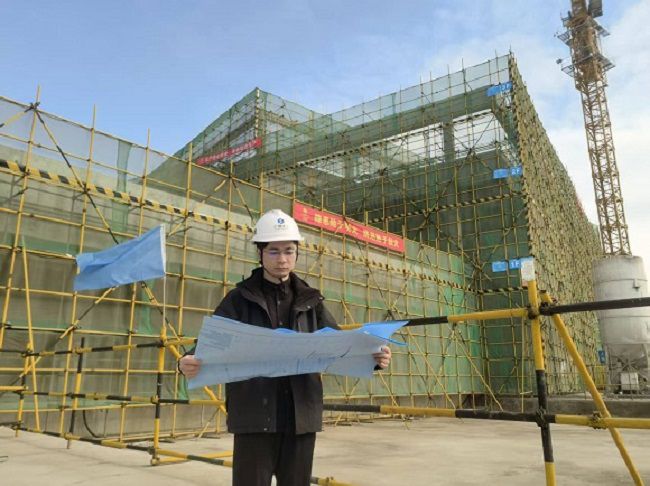 图2：陆威在现场核查图纸与工程实体的一致性  修.jpg