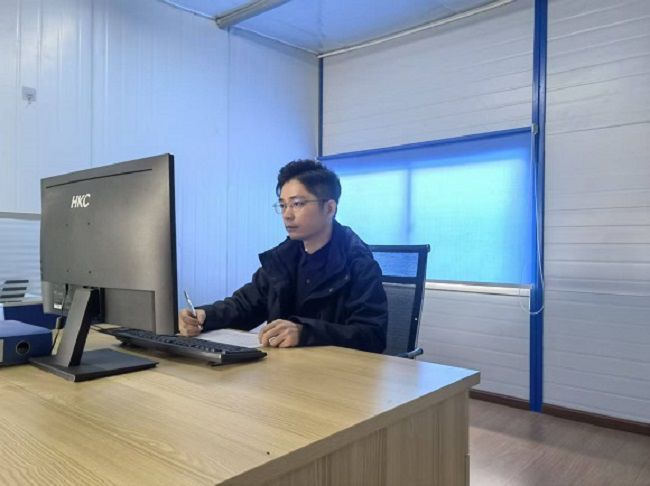 图1：陆威在认真核算项目成本  修.jpg