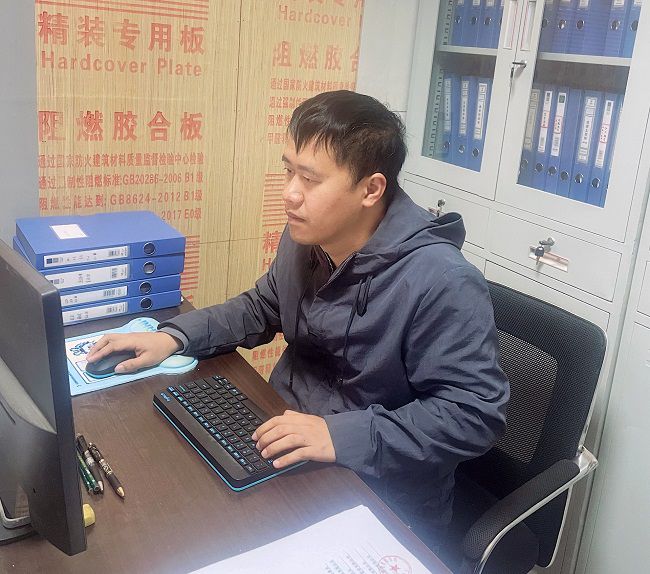 1775698539716177.jpg 卜鹏翔在工作中 修.jpg