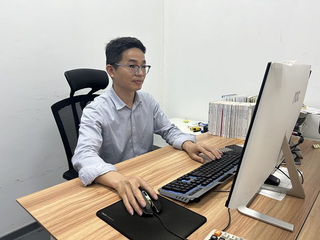 工作中的邹柱新（修图）.jpg