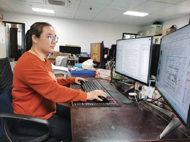 工作中的宋思静  修.jpg
