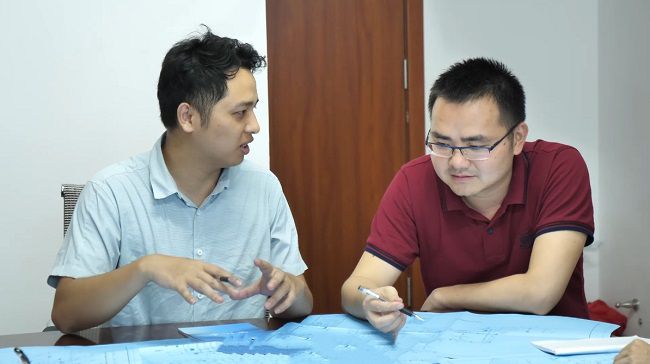 （修图）杜同健与同事讨论BIM模型的优化方案.jpg