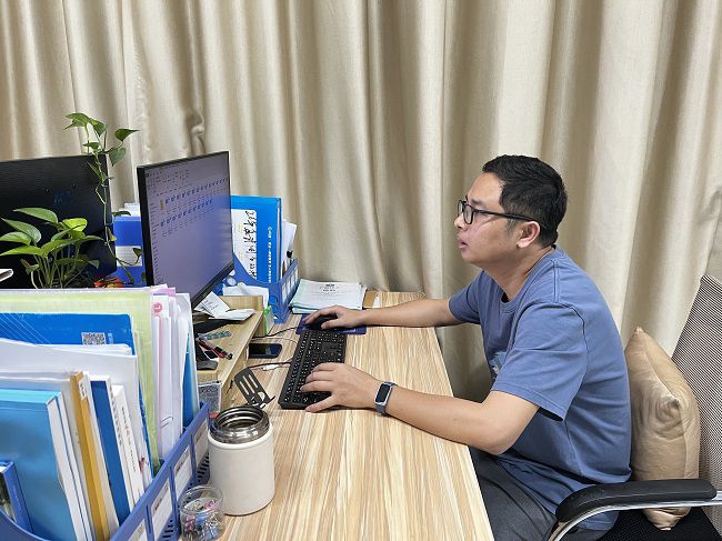 （修图）工作中的杜同健.jpg