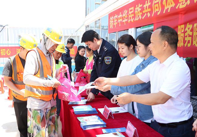 （修图）发放普法宣传资料.jpg